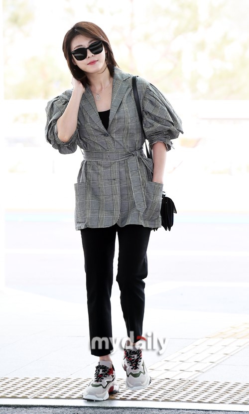 组图:河智苑现身机场飞往俄罗斯 短发凸显飒爽气质