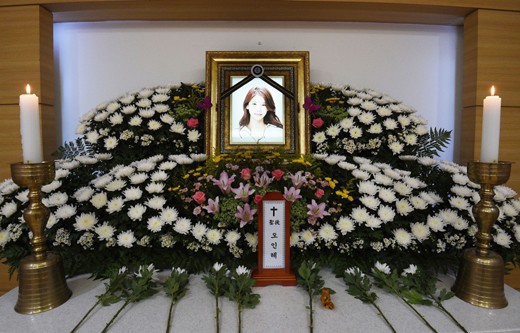 組圖：36歲韓星吳仁惠搶救無效死亡 葬禮現場鋪滿鮮花