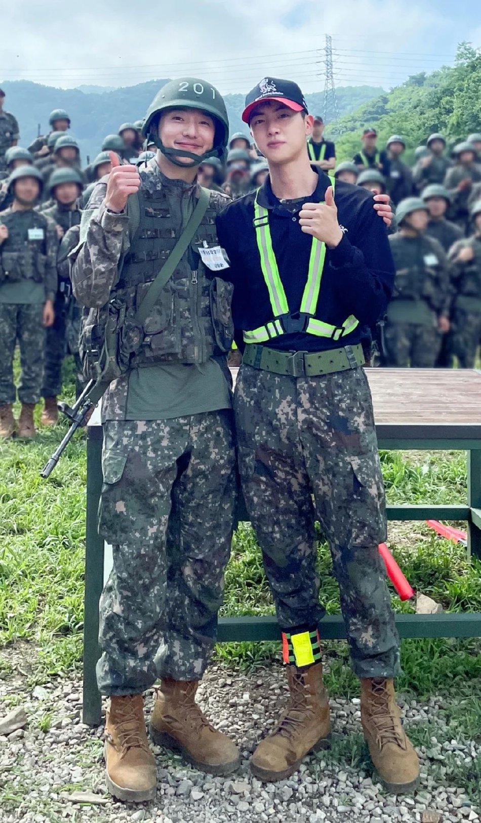 组图:防弹金硕珍winner姜昇润合照 穿军装一起服兵役