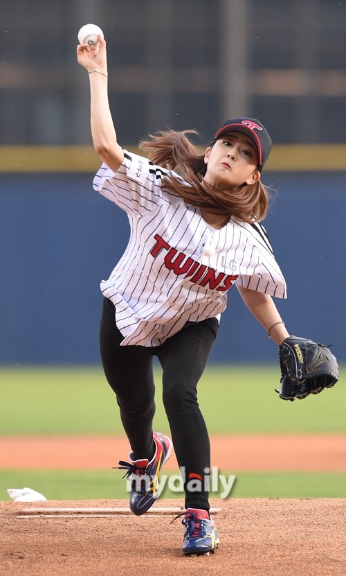 组图apink尹普美为棒球比赛开球大力投球表情可爱