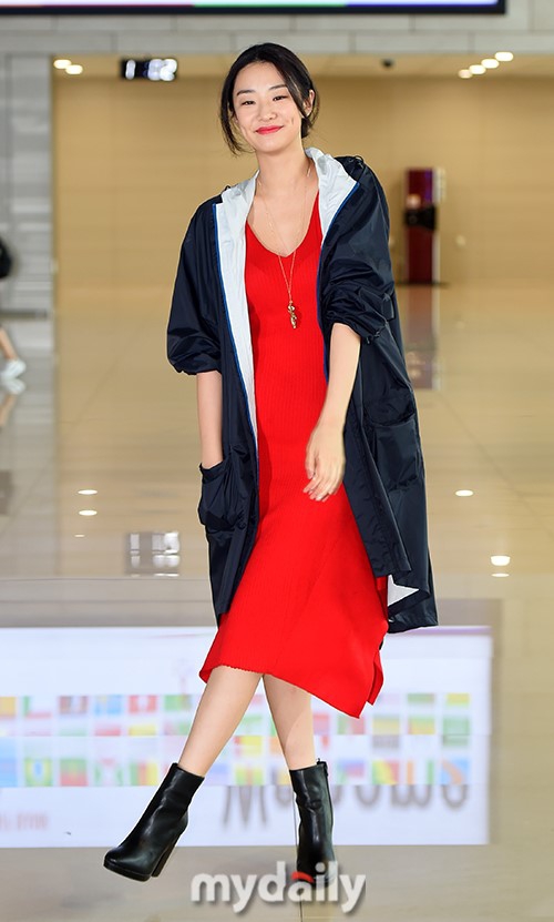 组图:韩星stephanie lee现身机场 飞往济州岛红裙惹眼