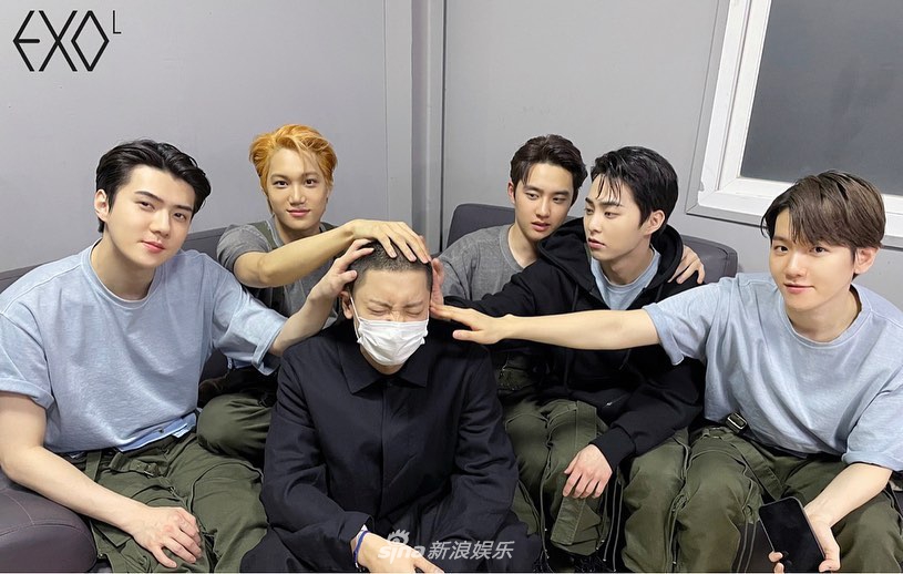 组图：朴灿烈剃头入伍照公开 EXO再次上演全员摸头杀