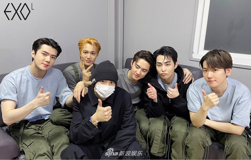 组图：朴灿烈剃头入伍照公开 EXO再次上演全员摸头杀