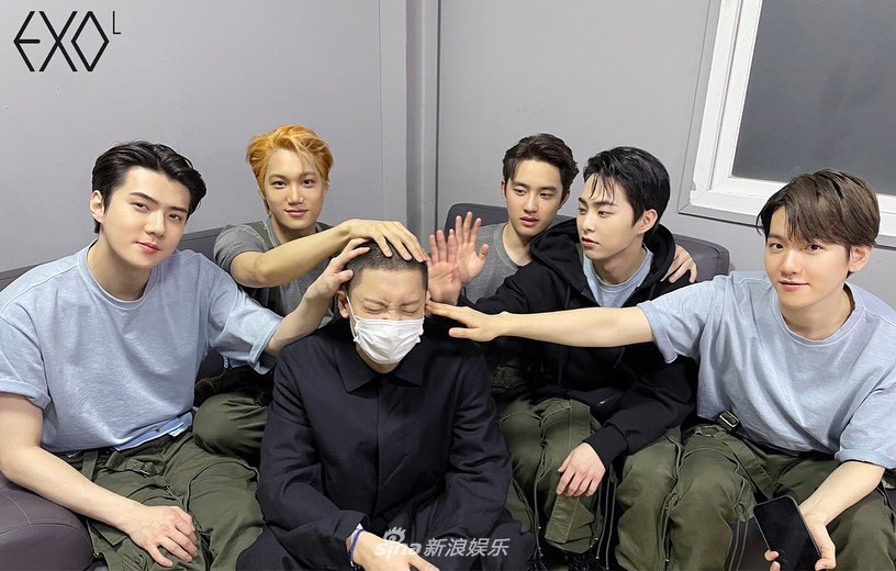 组图：朴灿烈剃头入伍照公开 EXO再次上演全员摸头杀