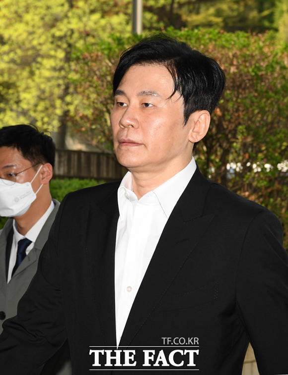 組圖：前YG老闆樑鉉錫出席庭審 因未帶口罩再惹爭議