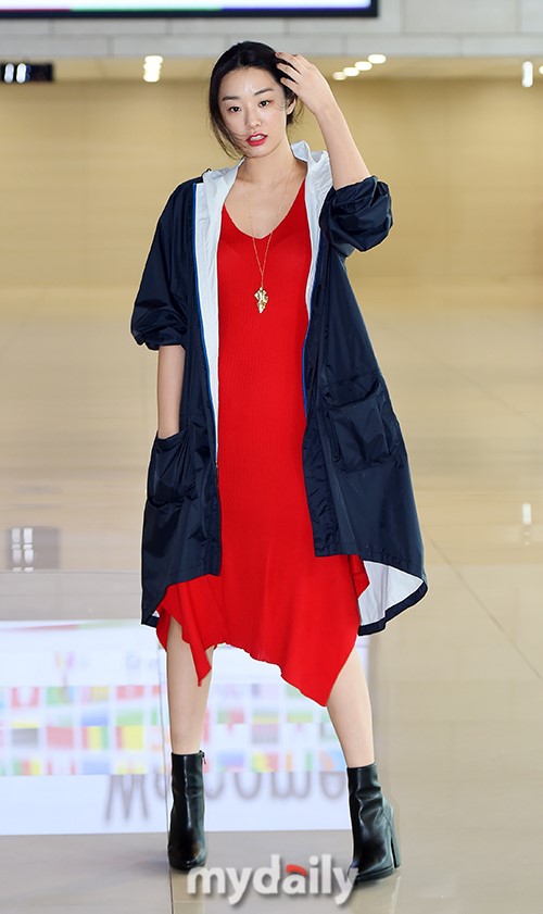 组图:韩星stephanie lee现身机场 飞往济州岛红裙惹眼