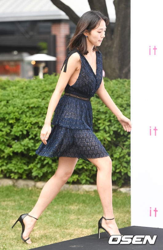 组图:韩女星蔡秀彬裙装腋下开口超大 一抬手险走光