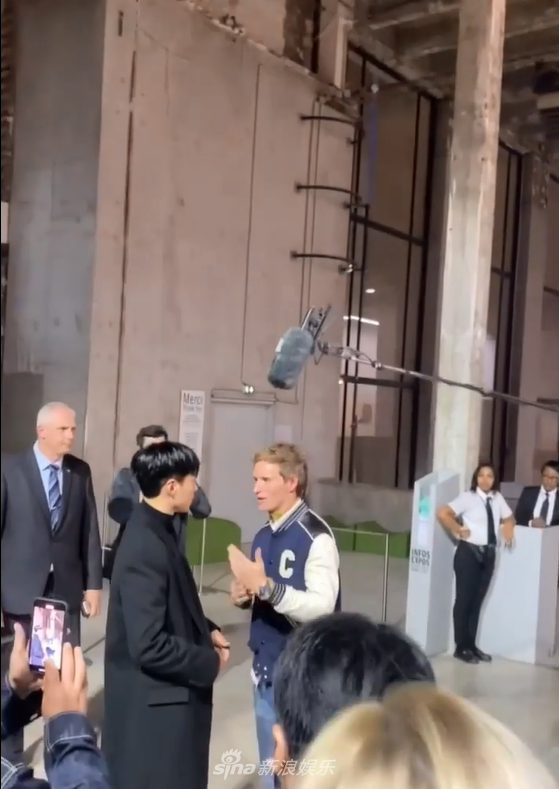 組圖：樸寶劍小雀斑巴黎時裝週同框 親密交談擁抱合影
