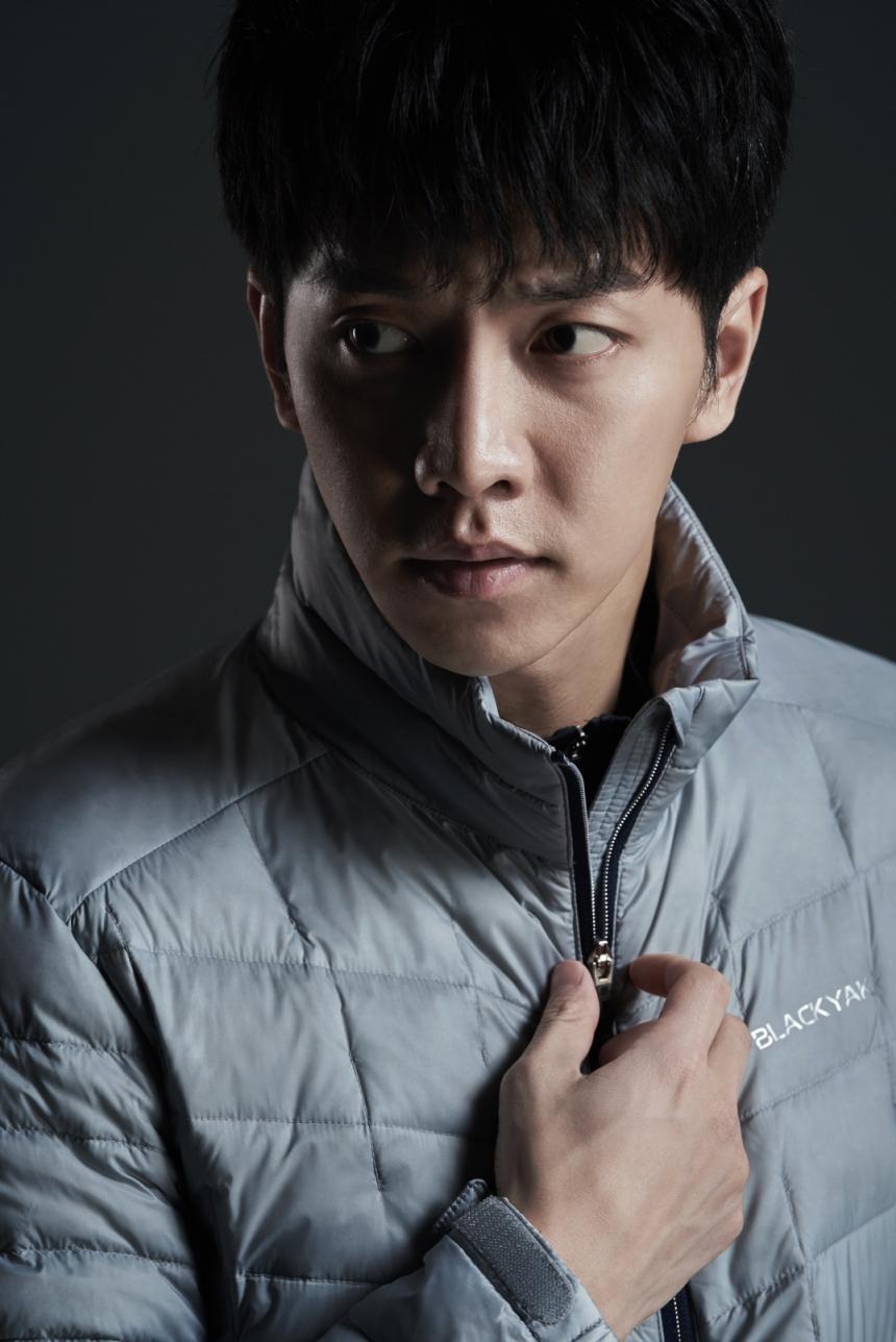 组图:李升基拍春季户外宣传写真 侧颜冷峻英气十足_高清图集_新浪网