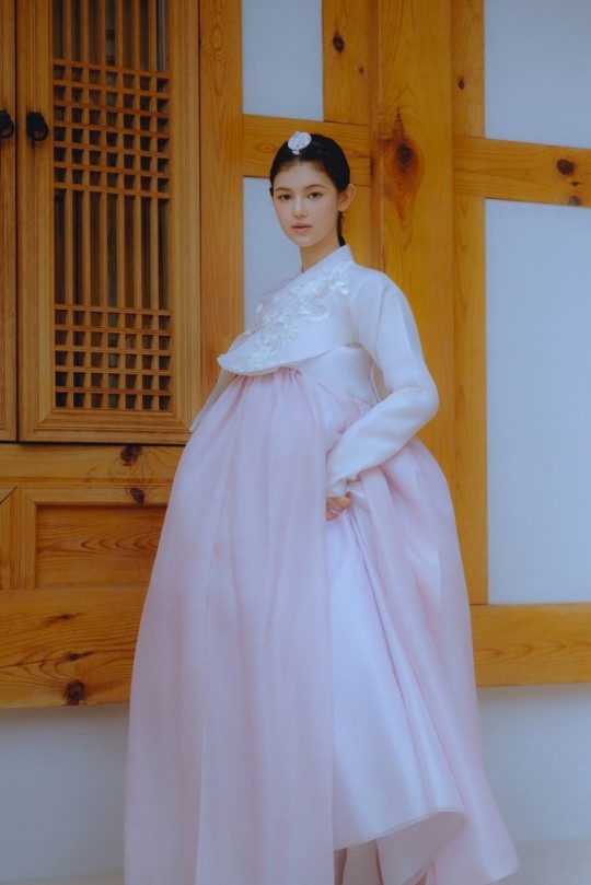 組圖：韓女團NewJeans迎中秋拍寫真 穿韓服造型古典