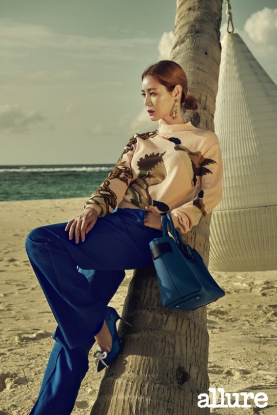 组图51岁金成玲马尔代夫拍写真冻龄优雅毫无岁月痕迹