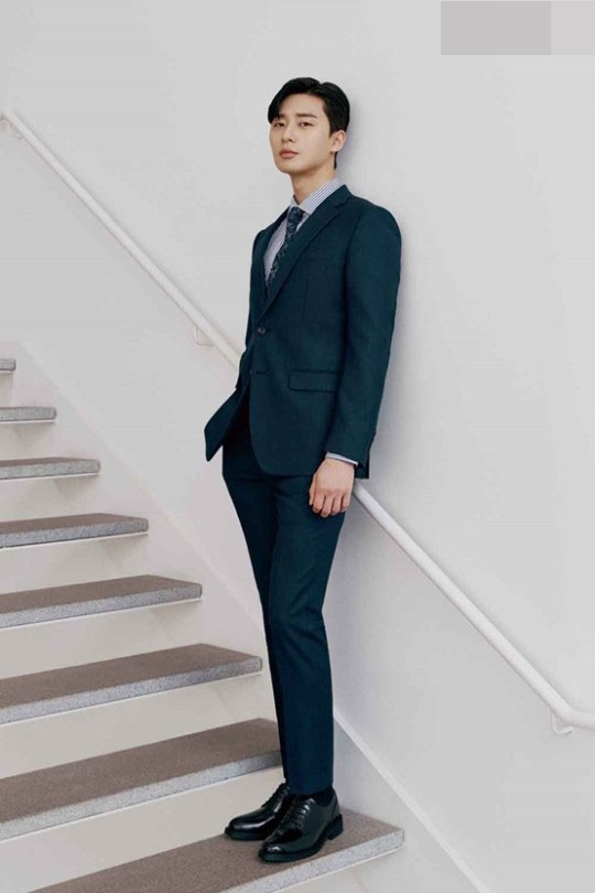 组图:《金秘书》朴叙俊拍宣传写真 穿西装露总裁笑容