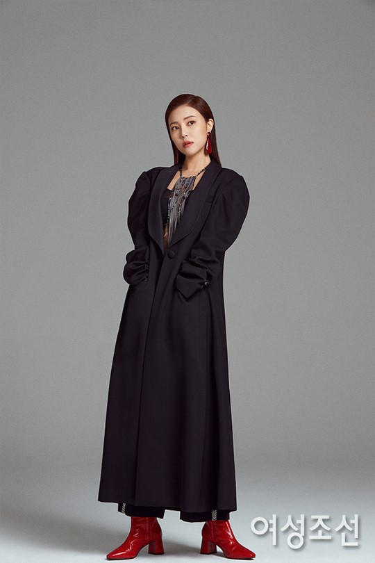 组图:韩女星郑诗雅拍杂志写真 展时尚干练气质