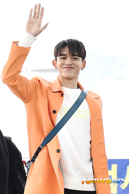 组图:《奔跑吧》新成员黄旭熙现机场 橙色外套显皮肤黝黑