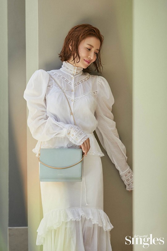 新浪娱乐讯 韩国女艺人尹世雅不久前在巴厘岛拍摄的一组杂志写真今天