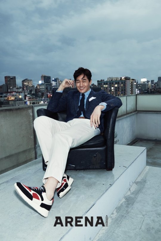 组图:韩男星刘智泰拍时尚写真 天台外展成熟魅力