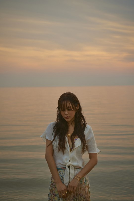 组图:韩女星朴诗妍拍宣传写真 海边漫步秀身材