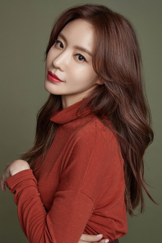 组图:37岁韩星金雅中拍秋冬写真 卷发撩人展熟女魅力