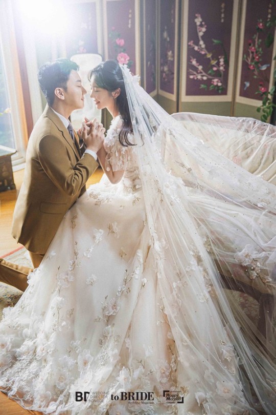 组图：《小苹果》MV女主裴涩琪结婚 与男友交往三个月领证