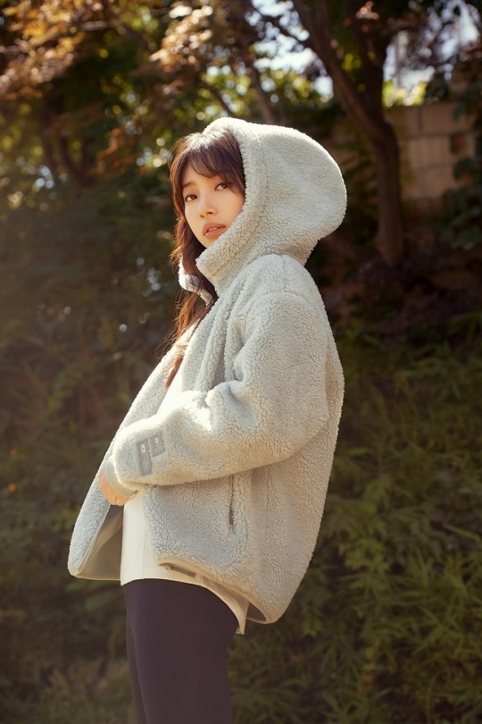 組圖：秀智拍冬季宣傳寫真 披羽絨服氣質軟萌可愛