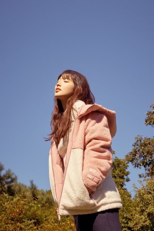 組圖：秀智拍冬季宣傳寫真 披羽絨服氣質軟萌可愛