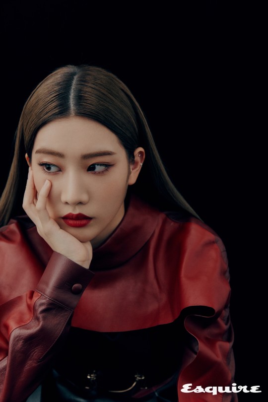 組圖：本月少女成員Kim Lip與Chuu合體 展紅黑雙色魅力