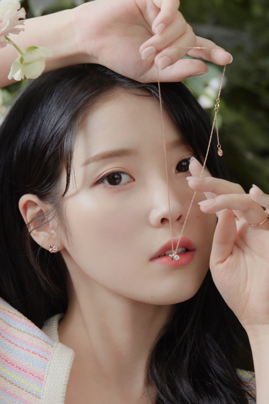 組圖：韓女星IU拍珠寶寫真春意盎然 穿粉裙氣質溫柔