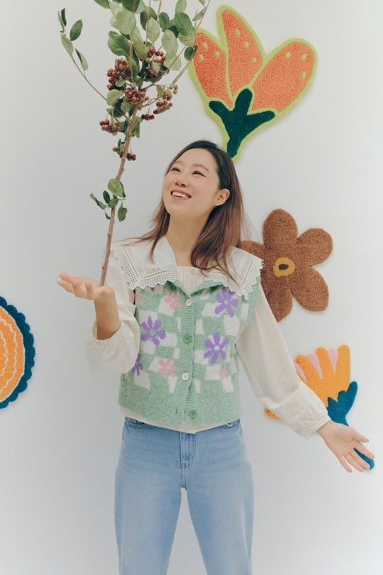 组图：准新娘孔晓振拍秋季宣传照 42岁状态自然舒适