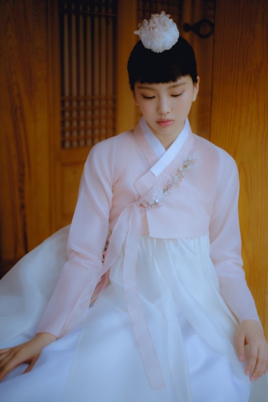 組圖：韓女團NewJeans迎中秋拍寫真 穿韓服造型古典