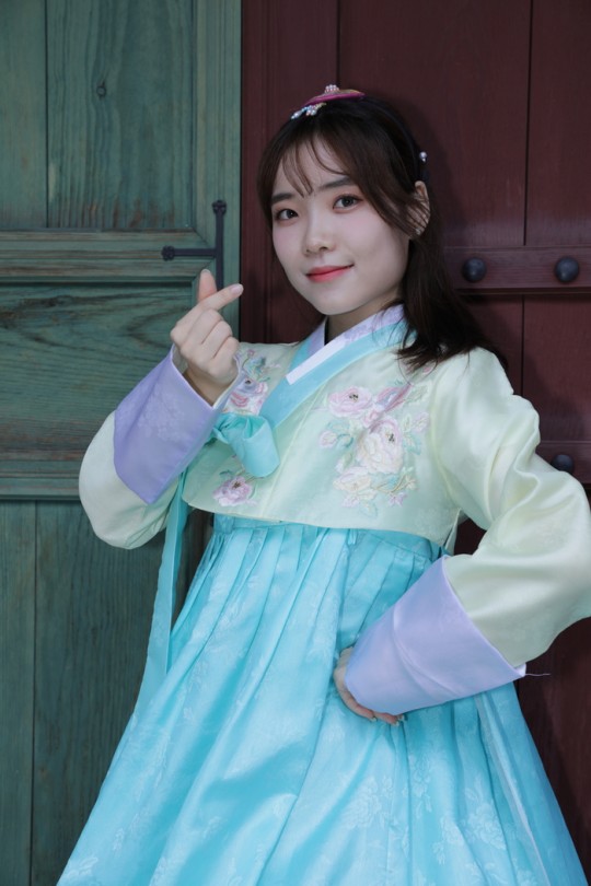 組圖：韓國女團Q6IX迎中秋拍寫真 五成員穿韓服坐一排