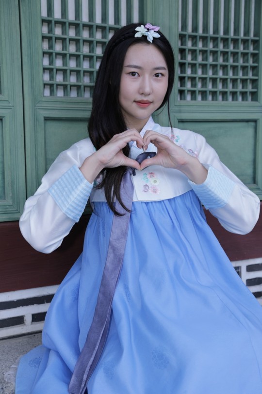 組圖：韓國女團Q6IX迎中秋拍寫真 五成員穿韓服坐一排