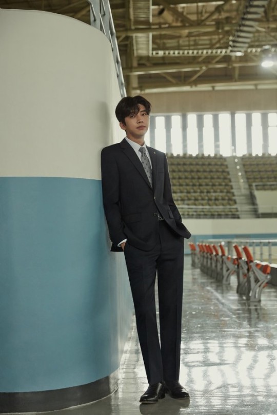 組圖：韓歌手林英雄秋季宣傳照公開 拿花束體育館內拍寫真