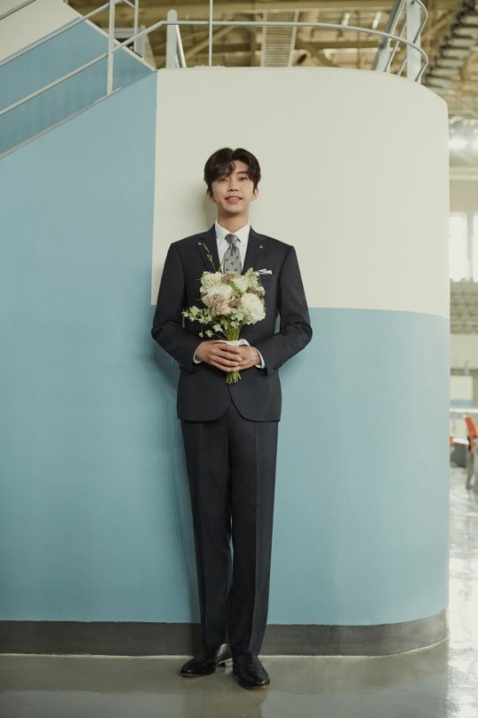 組圖：韓歌手林英雄秋季宣傳照公開 拿花束體育館內拍寫真