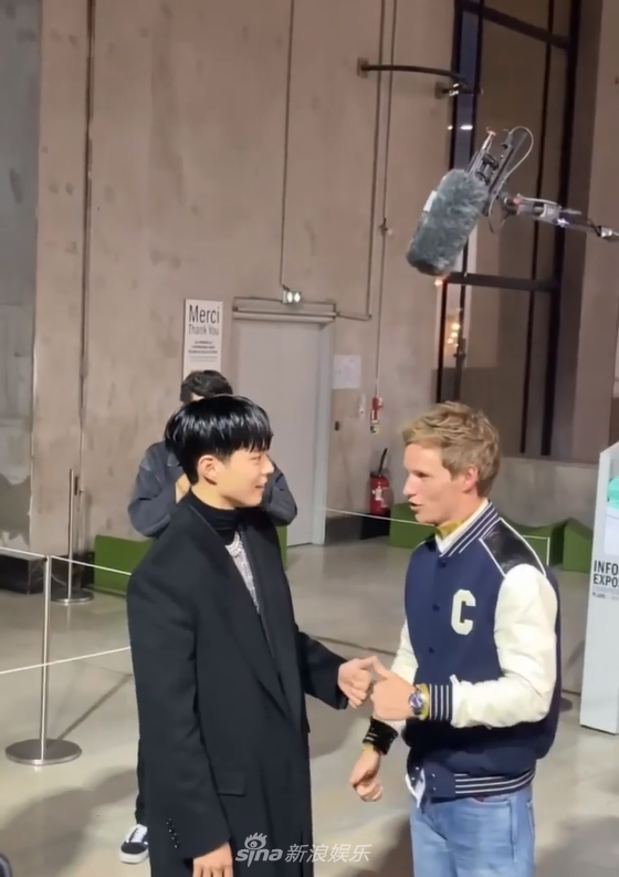 組圖：樸寶劍小雀斑巴黎時裝週同框 親密交談擁抱合影