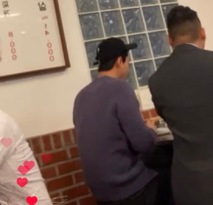 组图：EXO吴世勋被偶遇给粉丝签名 烤肉店用餐侧颜帅气