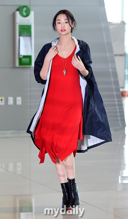组图韩星stephanielee现身机场飞往济州岛红裙惹眼