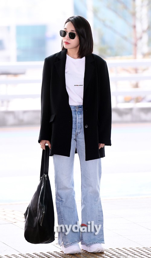 组图:apink郑恩地机场启程飞往美国 t恤牛仔裤造型简约