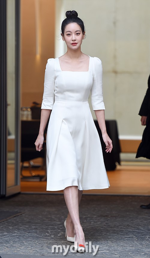 组图:韩星吴涟序出席宣传活动 白裙优雅丸子头可爱