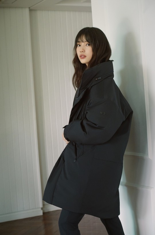 組圖：秀智拍冬季宣傳寫真 披羽絨服氣質軟萌可愛