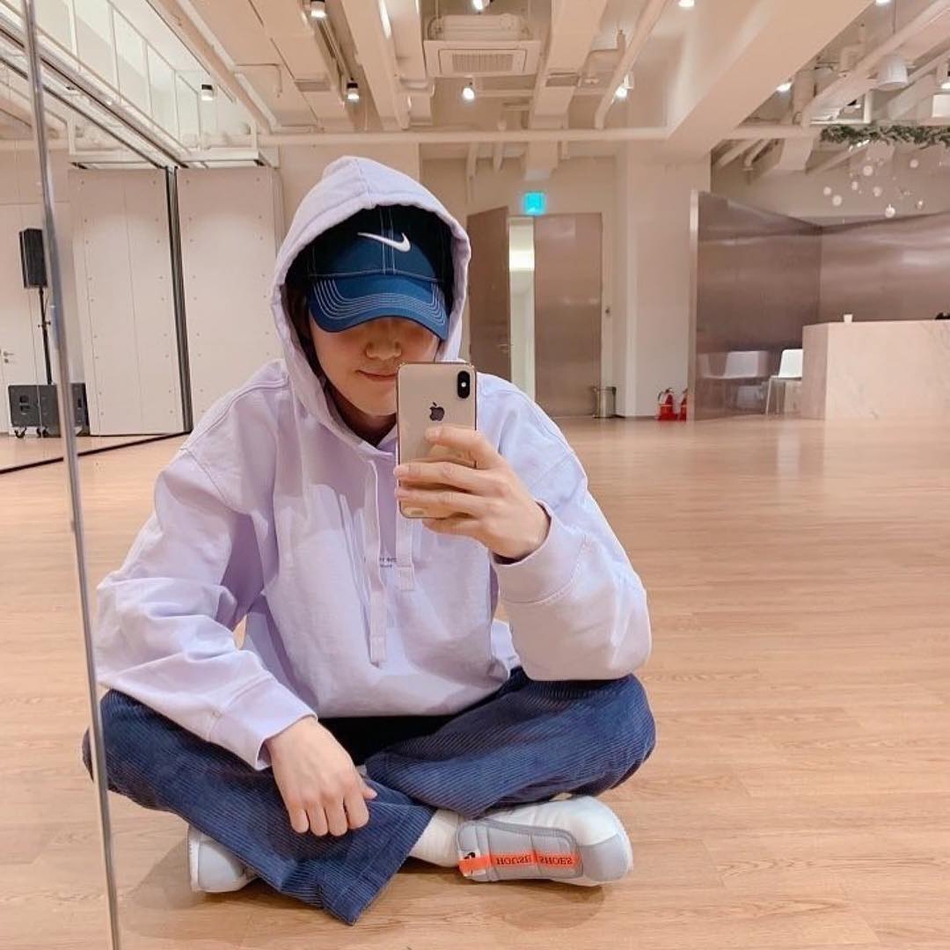 组图:exo队长suho社交平台首晒自拍 练习室内穿帽衫休闲