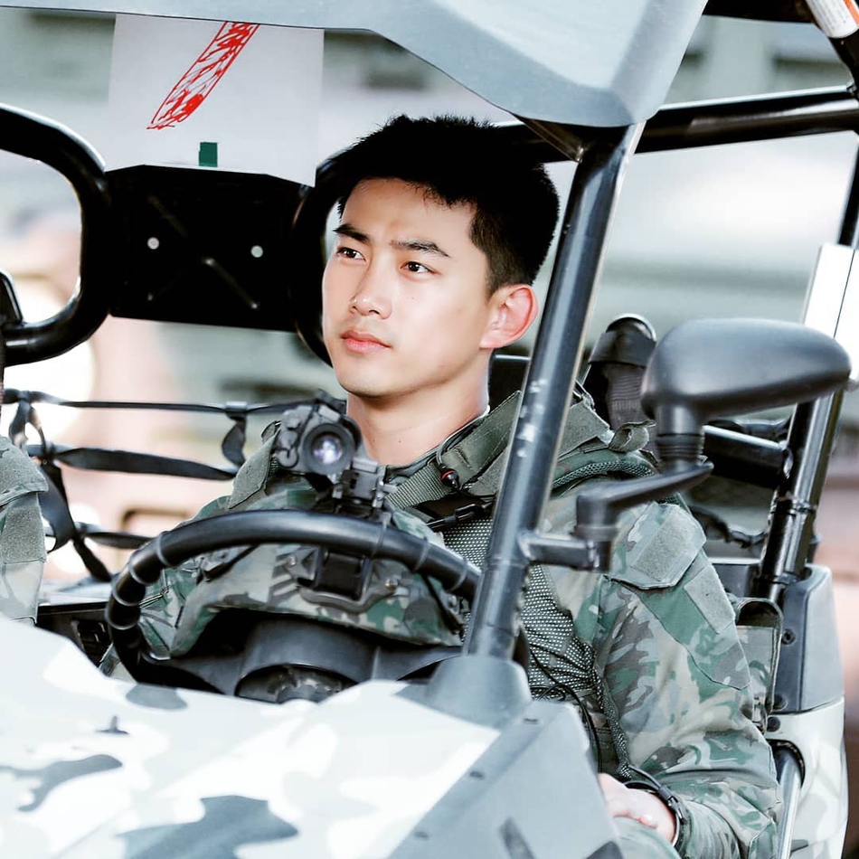 帅到窒息!2pm玉泽演军队近照公开 持枪超man笑容阳光