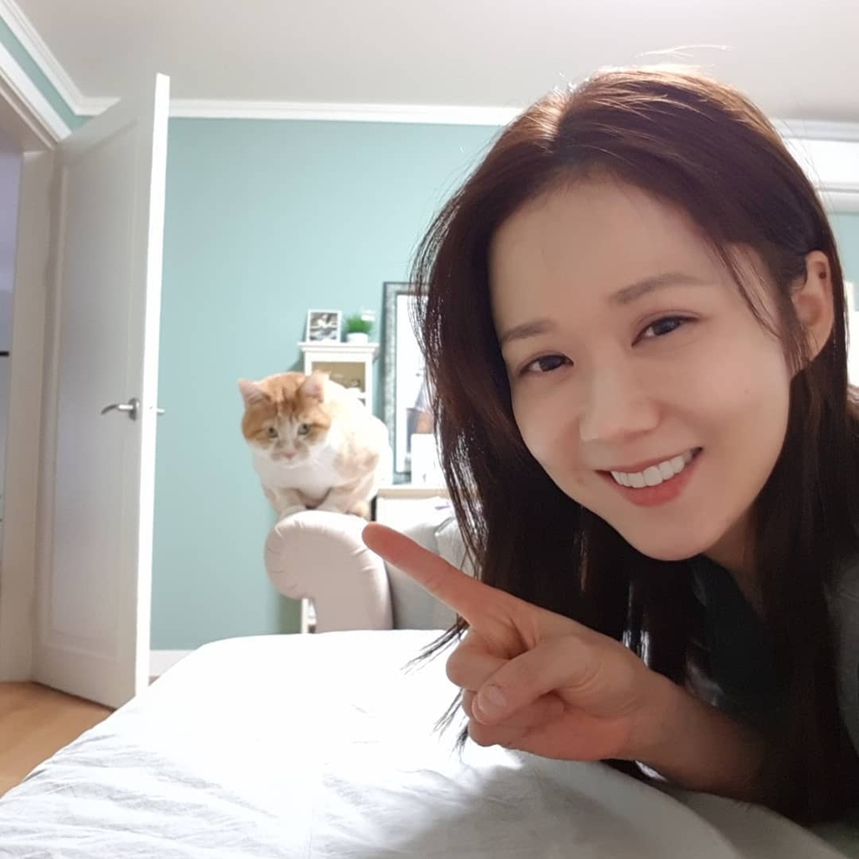 组图:38岁张娜拉晒素颜自拍 与爱猫合影秀童颜