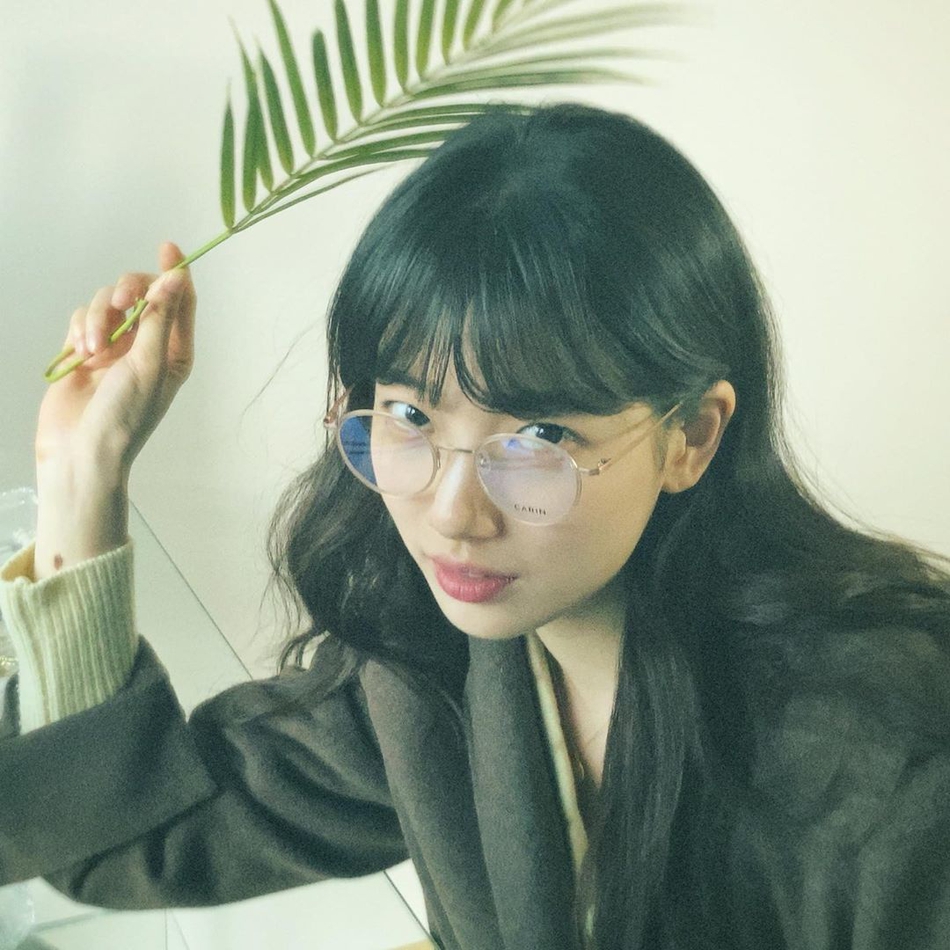 组图：秀智戴眼镜造型似学生妹 穿厚毛衣季节混乱