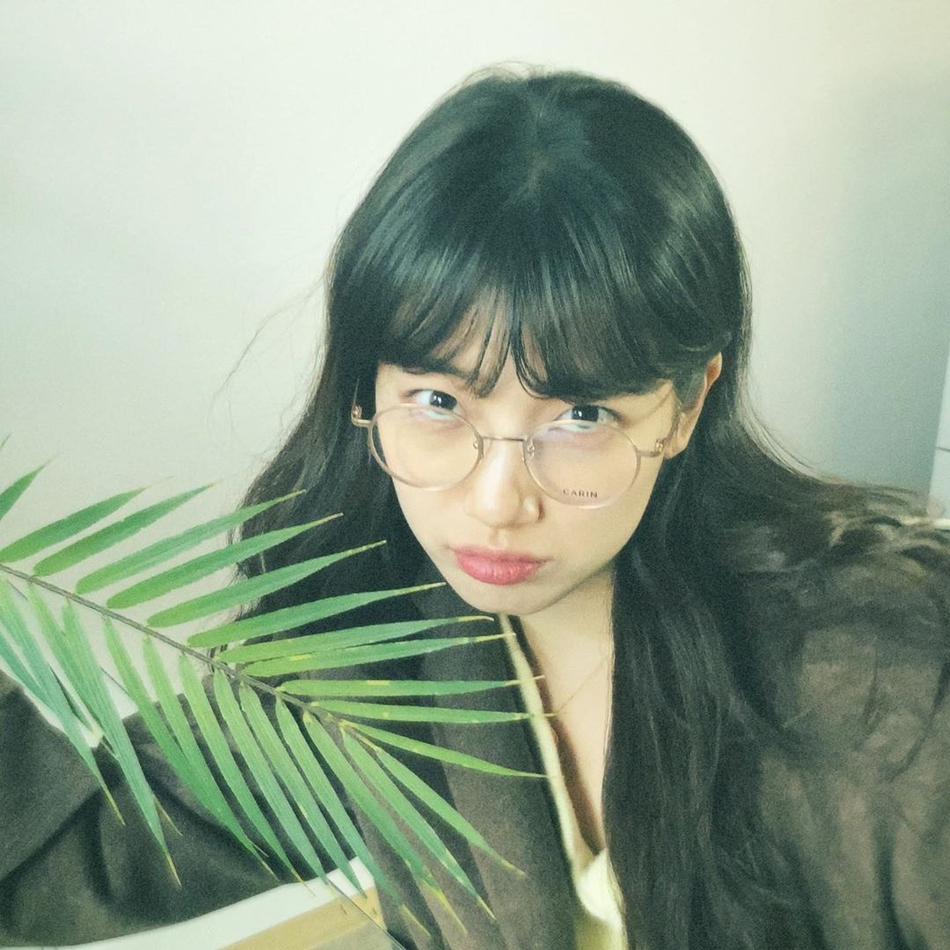 组图：秀智戴眼镜造型似学生妹 穿厚毛衣季节混乱