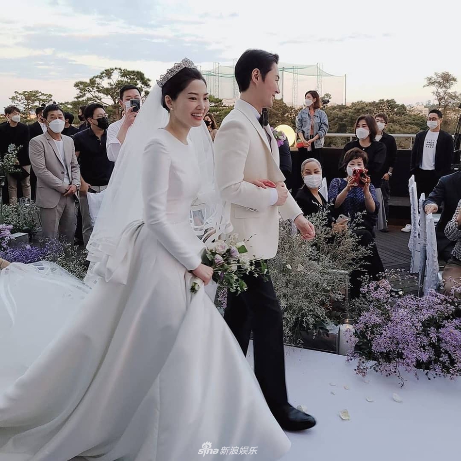 組圖：神話成員出席JUNJIN婚禮 新郎新娘挽手對視超幸福