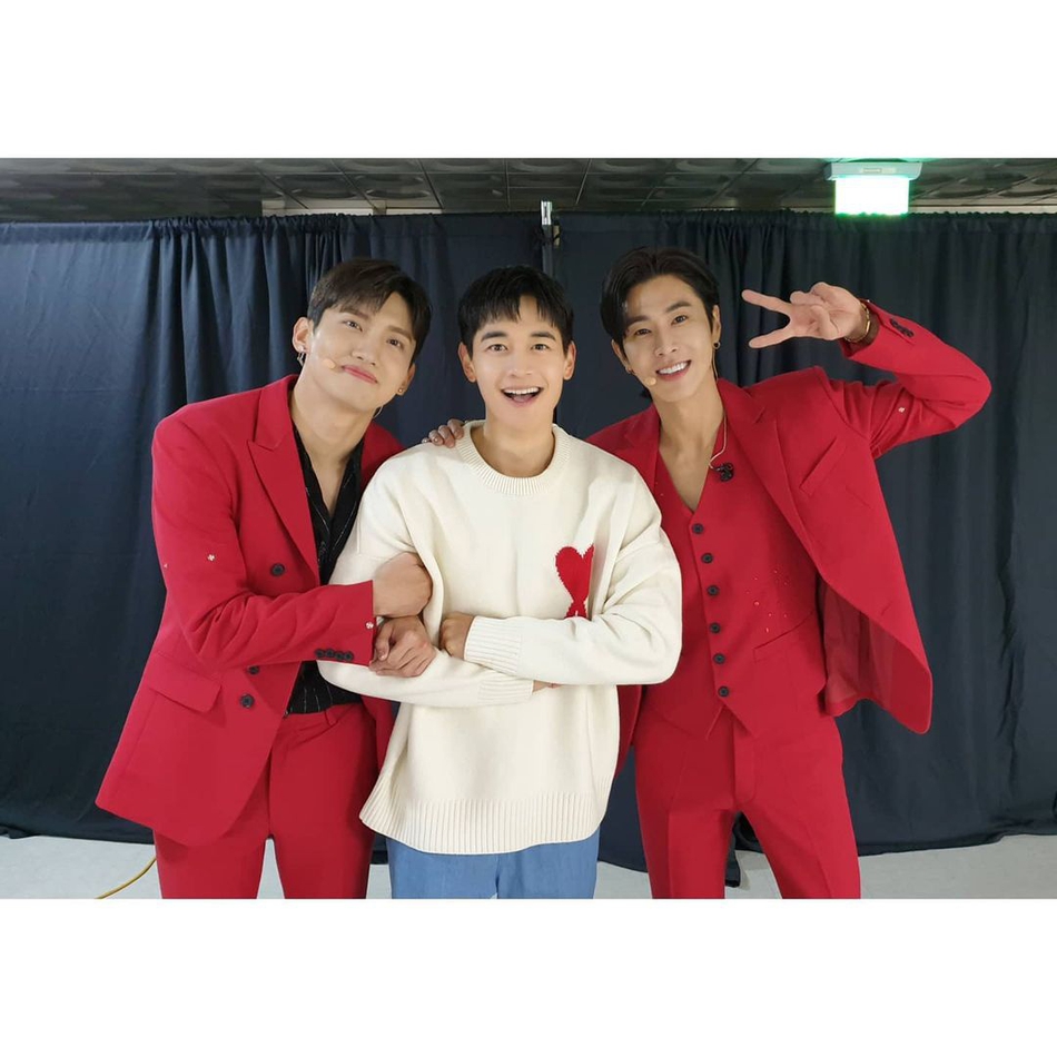 組圖：SHINee崔珉豪退伍後首亮相 主持東方神起演唱會
