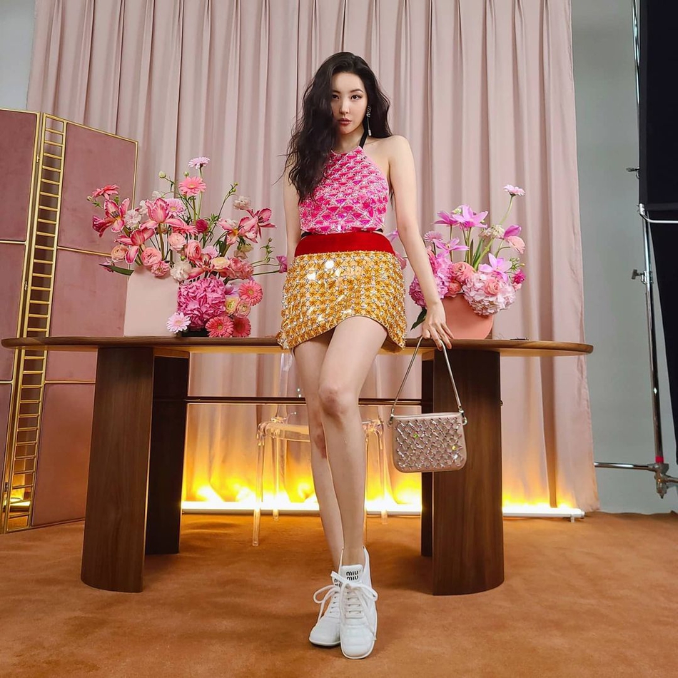 組圖：宣美曬春日活力造型秀美背 粉色水鑽肚兜閃閃亮