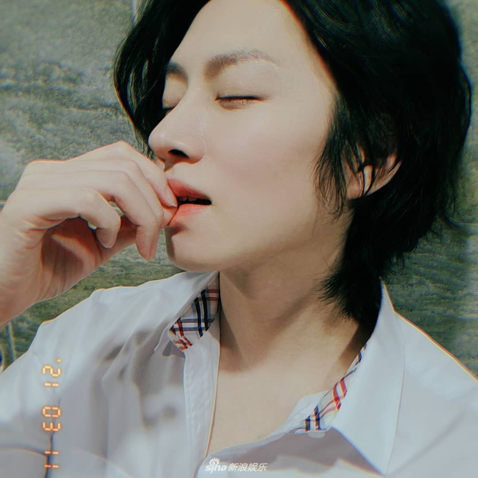 组图：金希澈晒怼脸照美貌不变 利特留言“致命了啊”