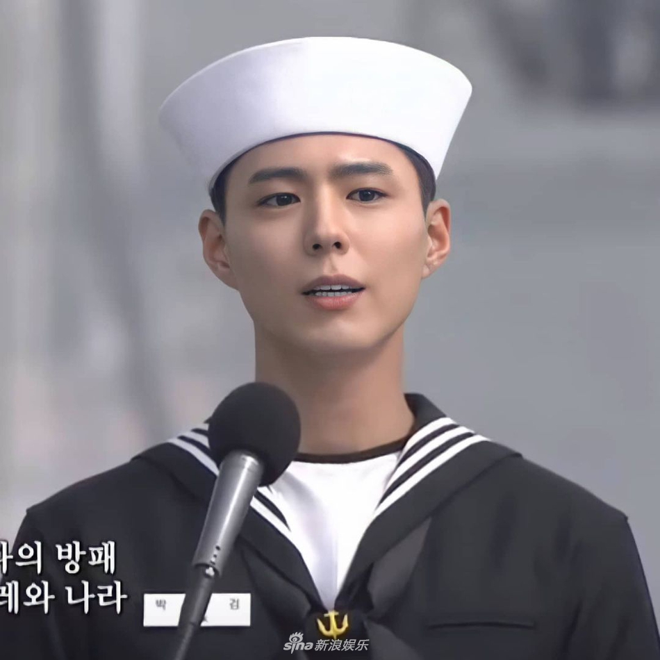 組圖：樸寶劍身穿海軍制服出席儀式 敬禮端正動作利落
