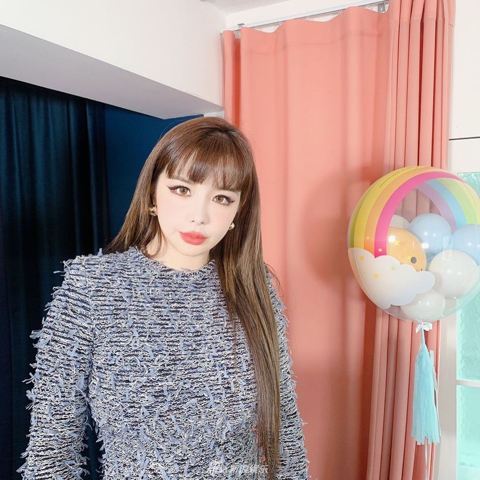 組圖：2NE1前成員樸春晒自拍 嘴脣腫脹嚴重被指像香腸